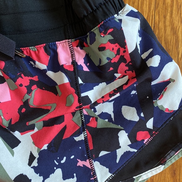 Lululemon Hotty Hot Shorts - Picture 2 of 7